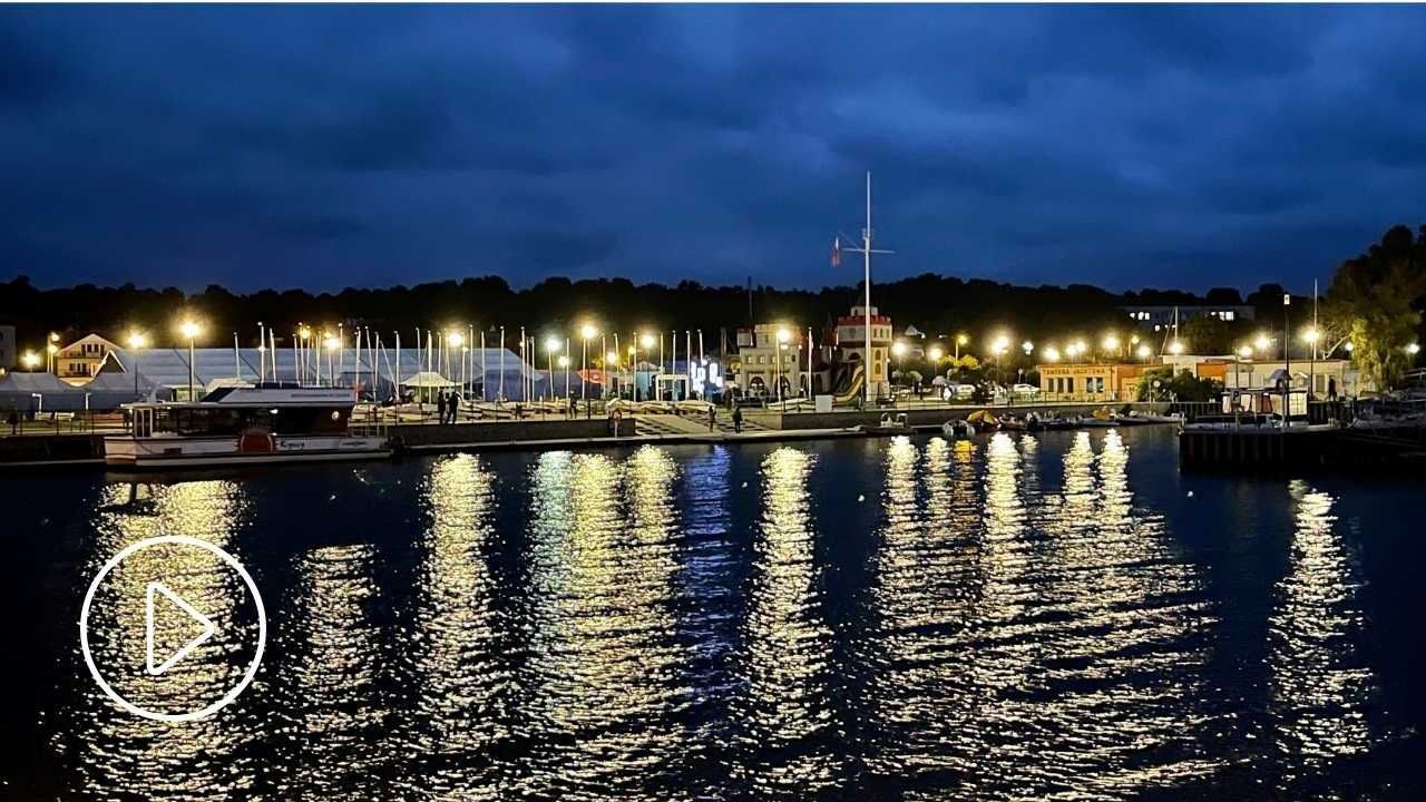 Krynica Morska. Port jachtowy późnym wieczorem.